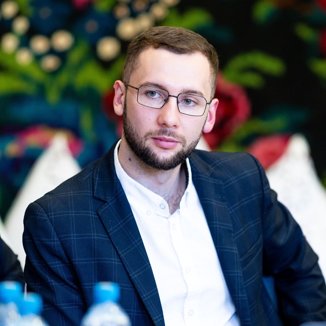             Мунтян Давид
    